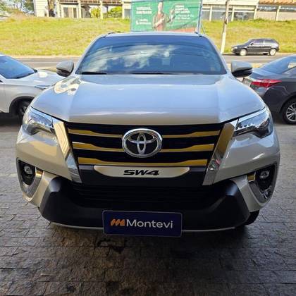 TOYOTA HILUX SW4 2.8 SRX 4X4 7 LUGARES 16V TURBO INTERCOOLER DIESEL 4P AUTOMÁTICO